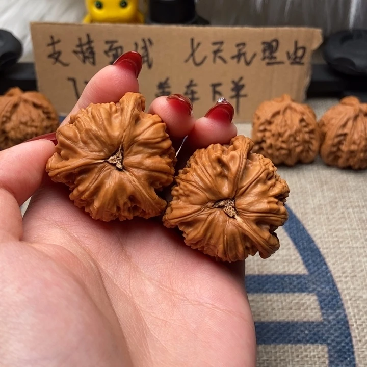 浪***头文玩核桃吊坠白狮子正奔