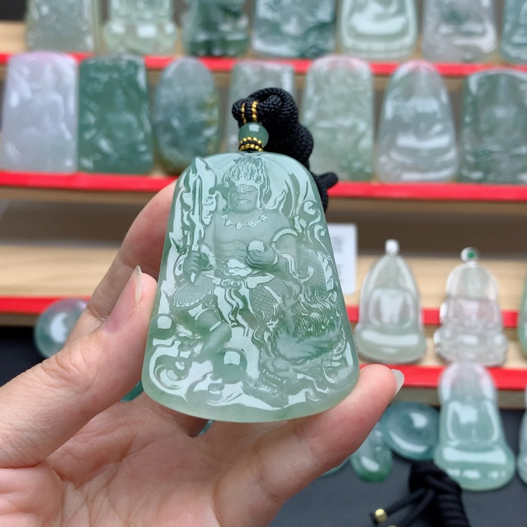 莫***期翡翠未镶嵌颈饰不动