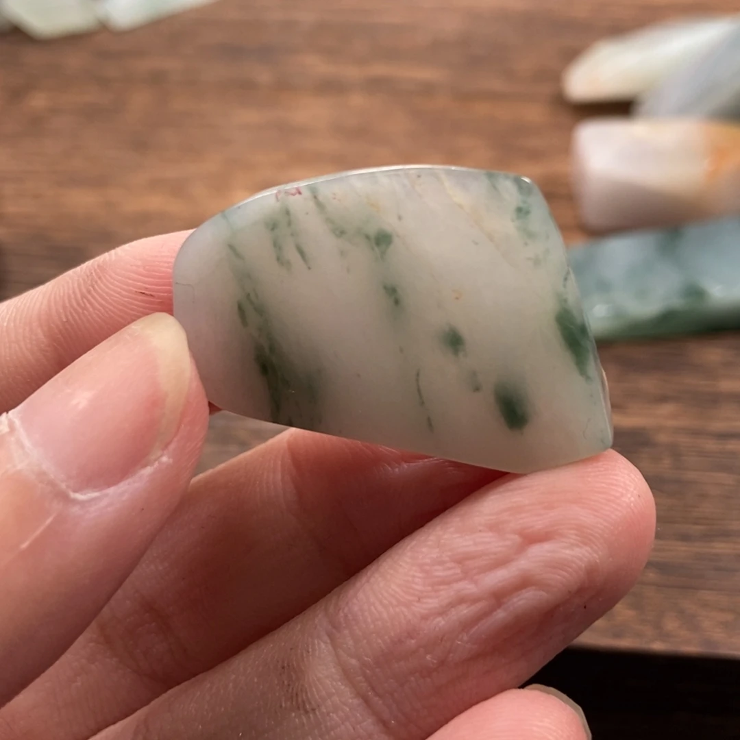 翡翠未镶嵌颈饰料子