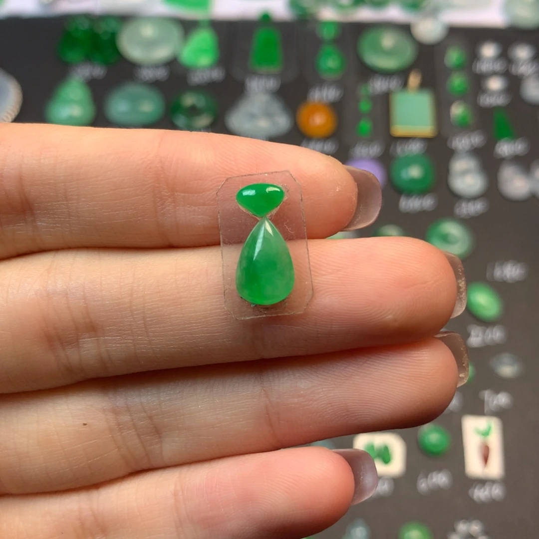 翡翠未镶嵌颈饰水滴