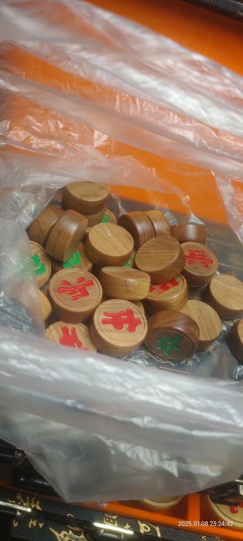 杂木单面阴刻罗汉体象棋