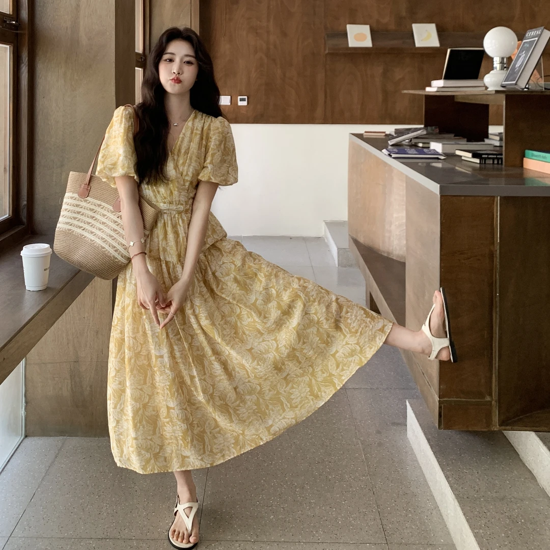 法式泡泡袖碎花连衣裙女夏2025新款温柔风气质V领收腰长款茶歇裙