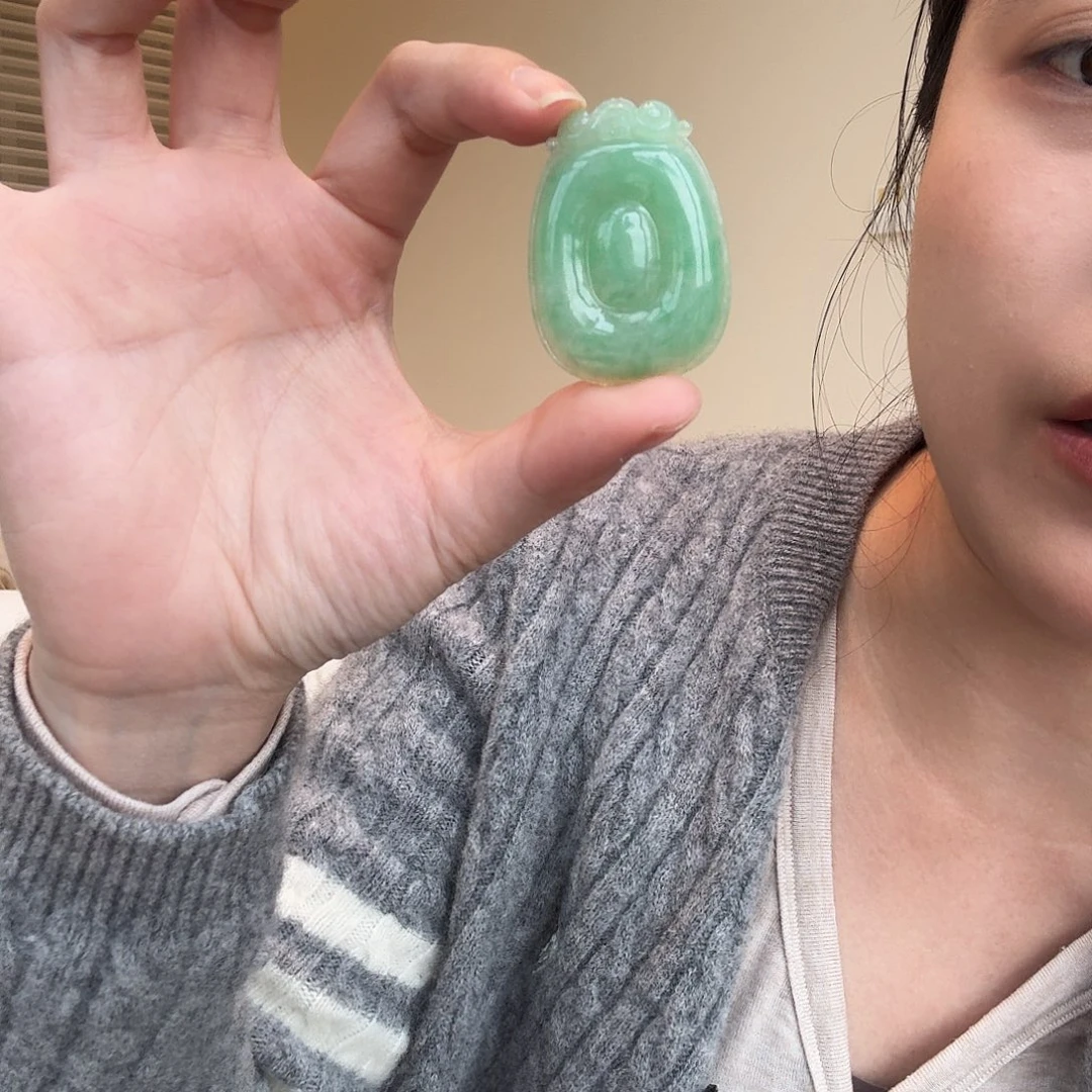 翡翠未镶嵌颈饰满绿福贝