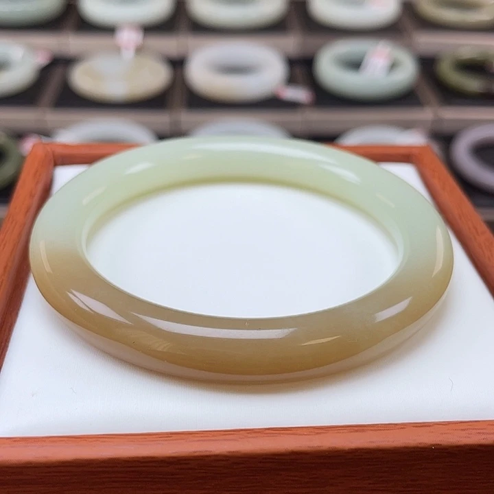 和田玉未镶嵌手镯（新疆且末金山）