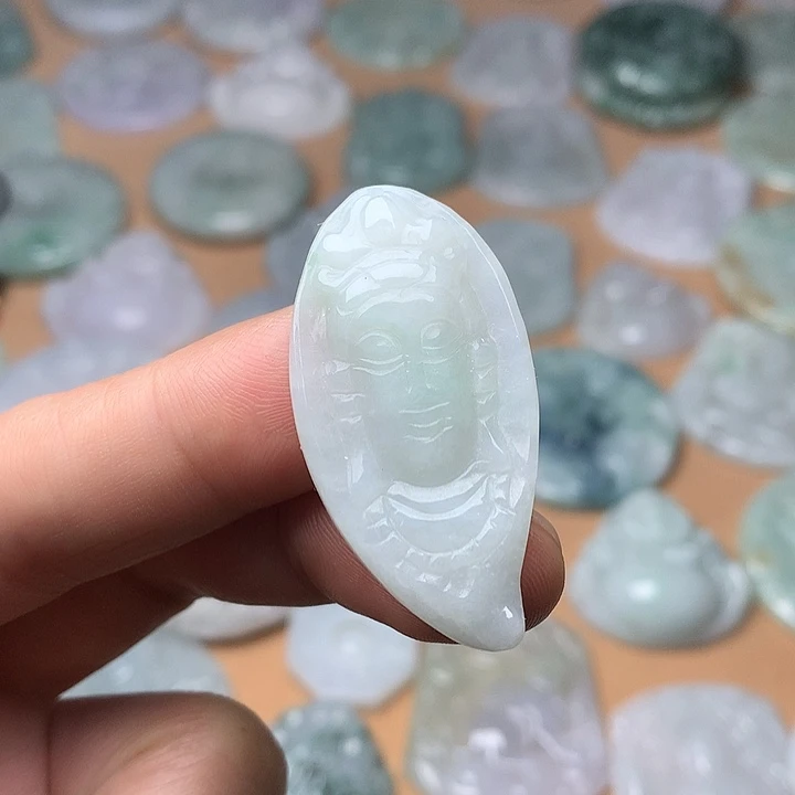 翡翠未镶嵌颈饰观音头