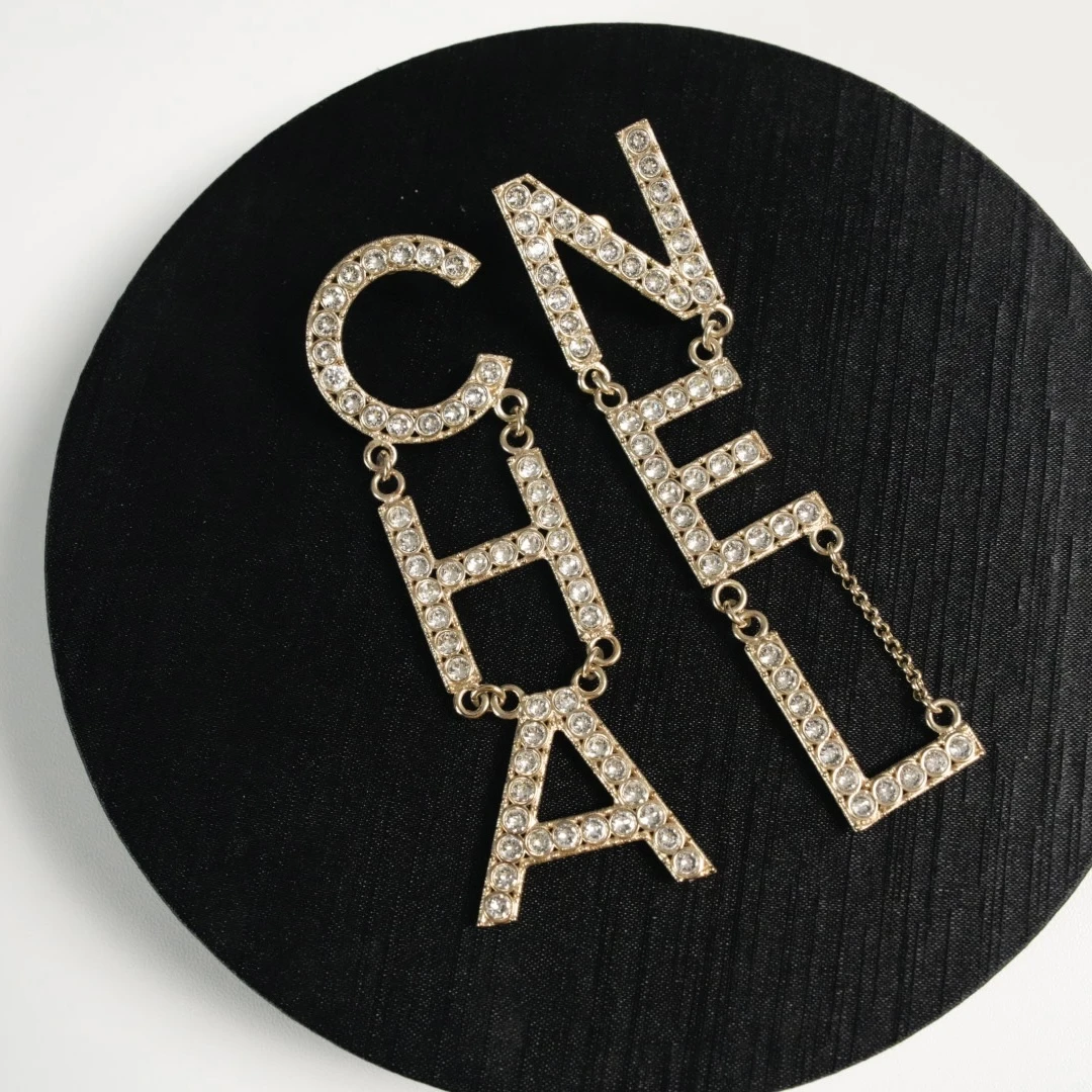 Chanel 沙滩闪钻字母耳钉