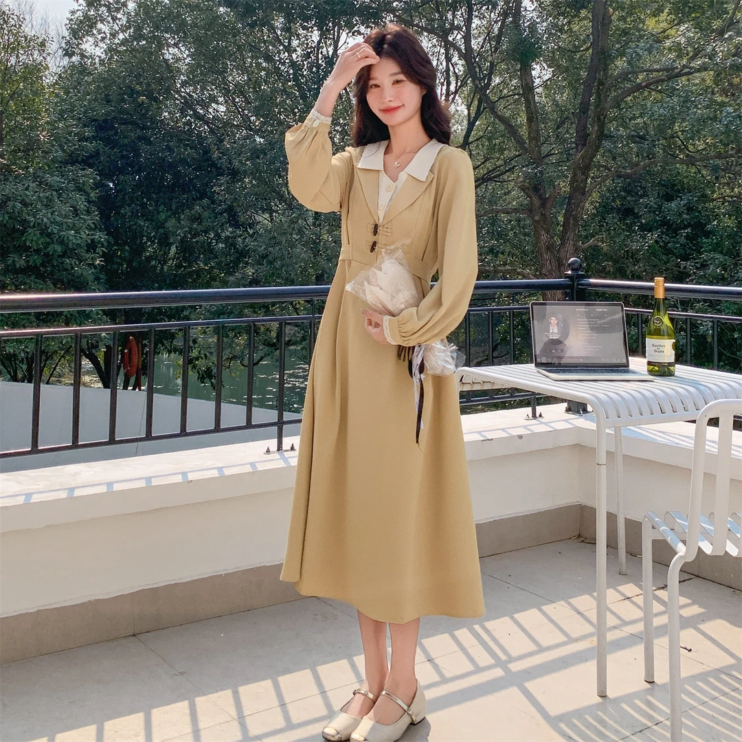 法式赫本风卡其色连衣裙女秋2025年新款气质高级风衣式超大摆长裙