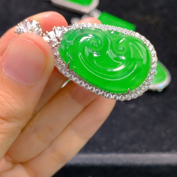 翡翠银S925镶嵌颈饰一个