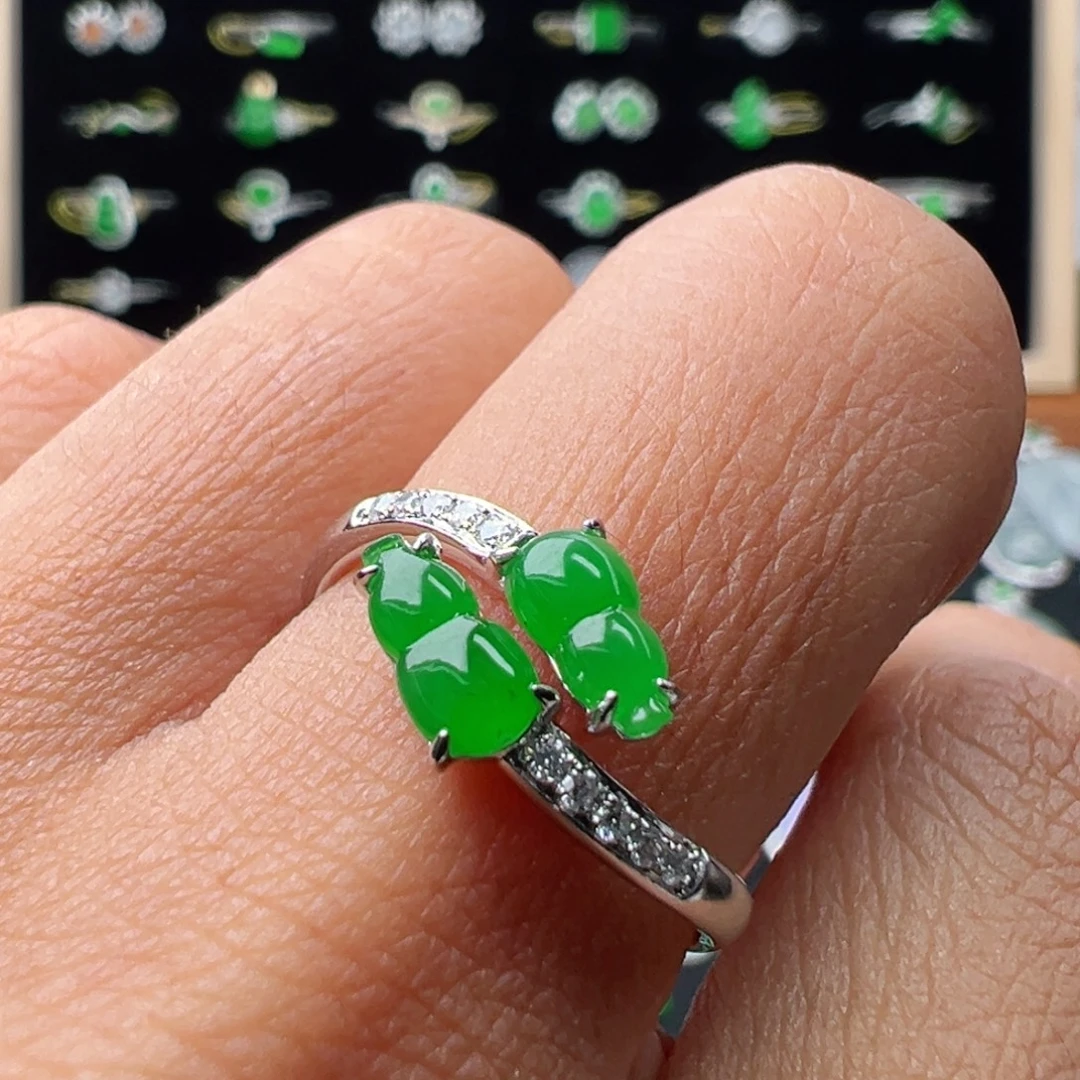 颈饰18K金镶嵌翡翠葫芦