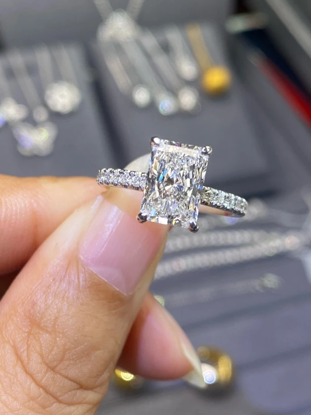 【合成/培育】18 K镶嵌培育钻石2克拉蕾迪思戒指