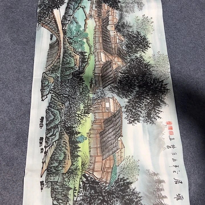 客厅的灯亮了起来