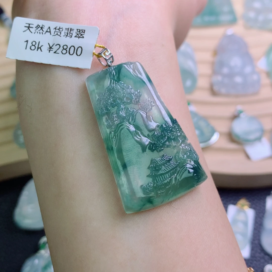 翡翠18K金镶嵌颈饰吊坠