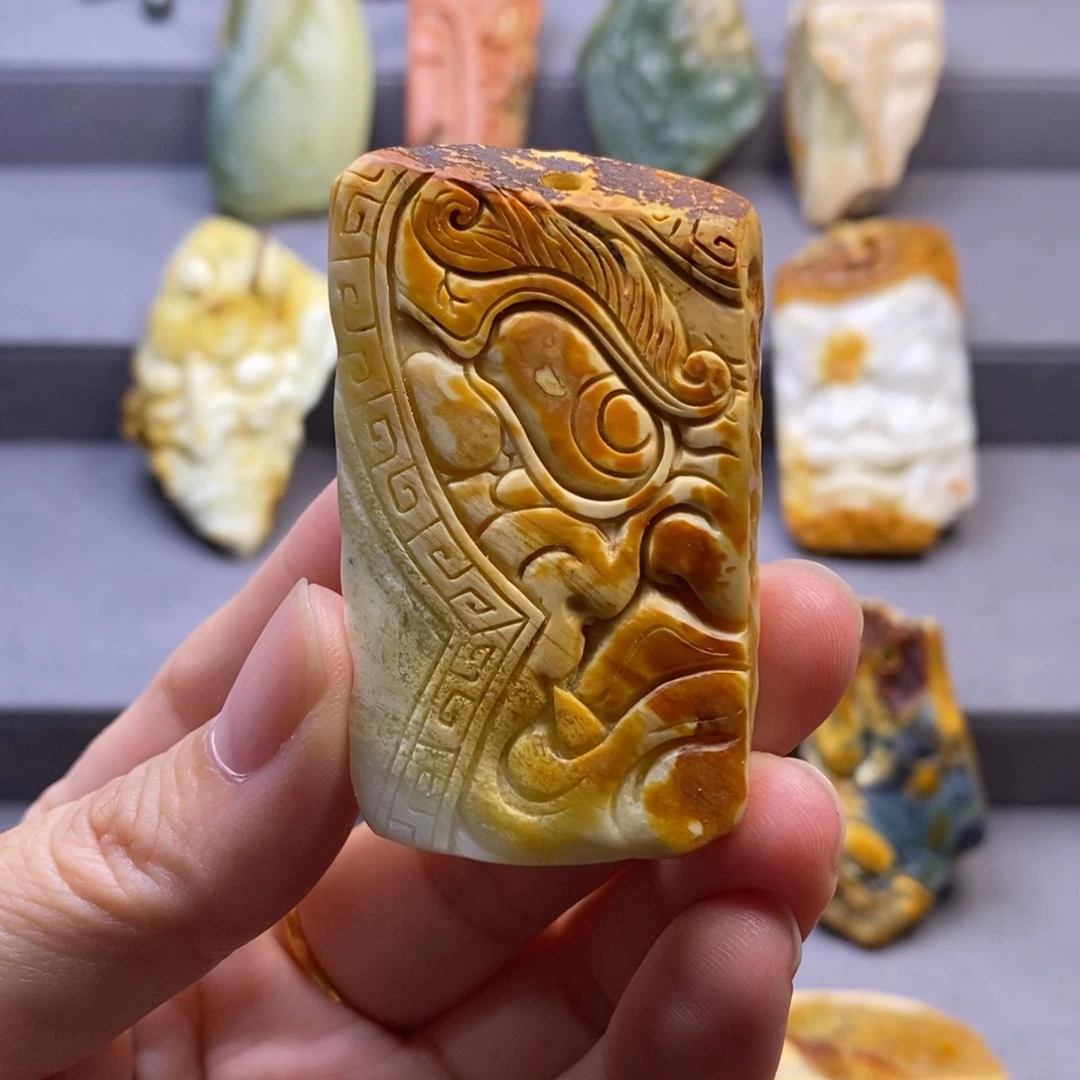 未镶嵌岫玉颈饰挂件