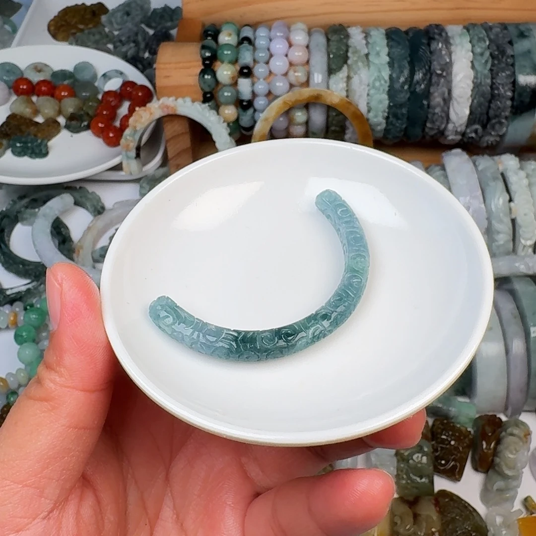 定制翡翠未镶嵌半镯