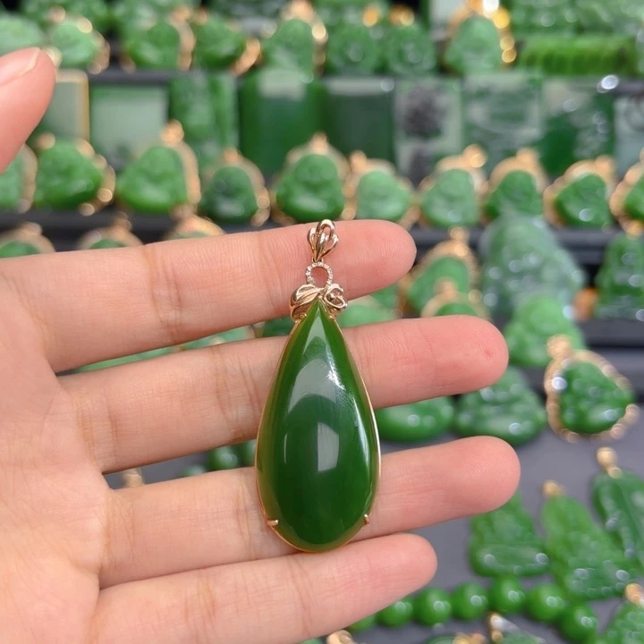 颈饰18K金镶嵌和田玉（碧玉）