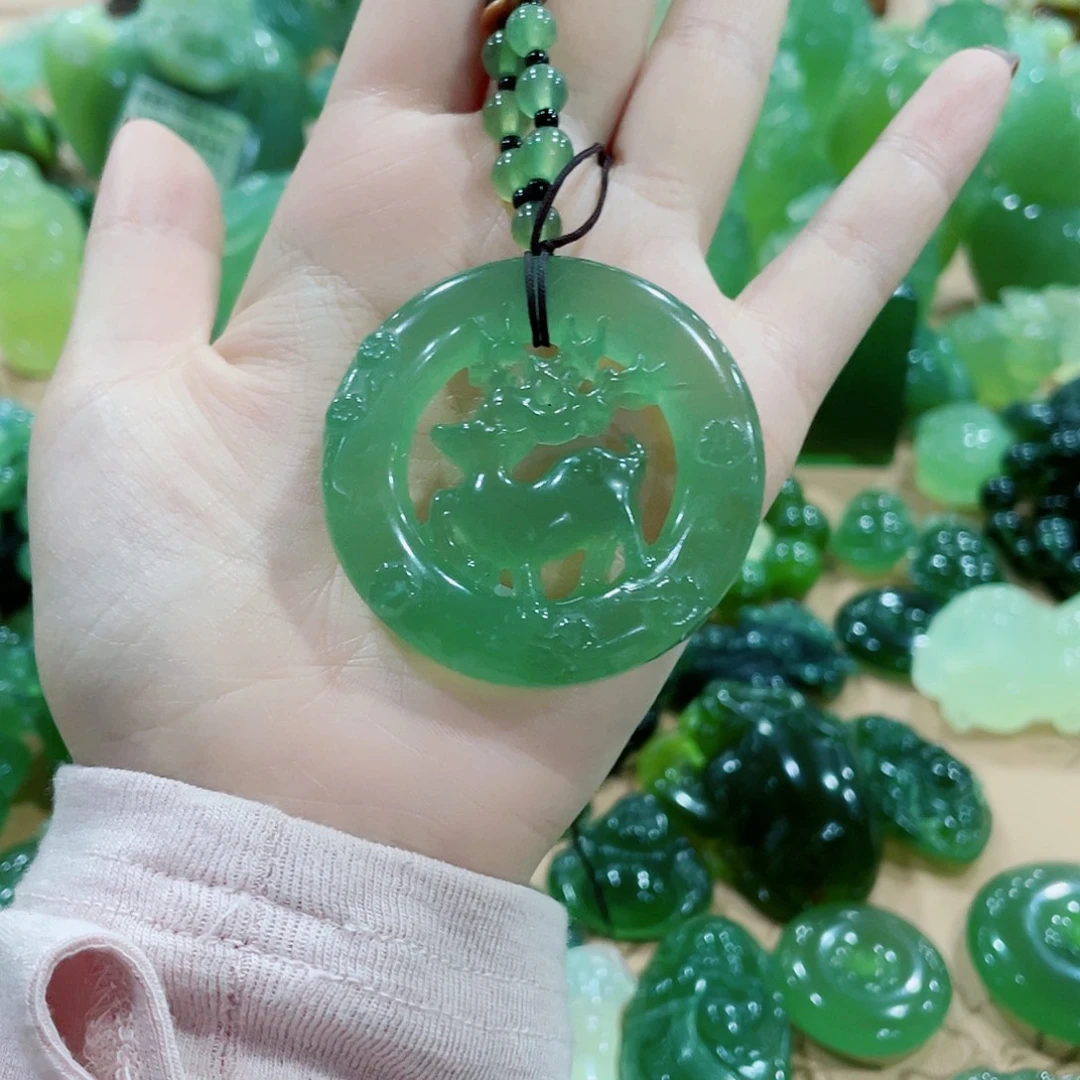 梅***了蛇纹石玉未镶嵌吊坠