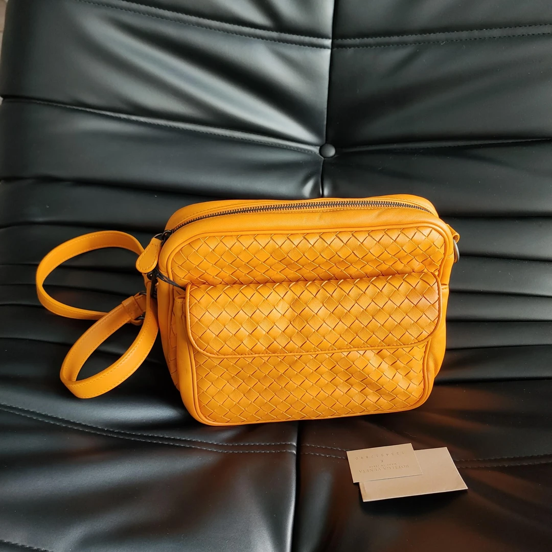 95新 BOTTEGA VENETA/葆蝶家 Azul - 橘色羊皮编织邮差包 49841