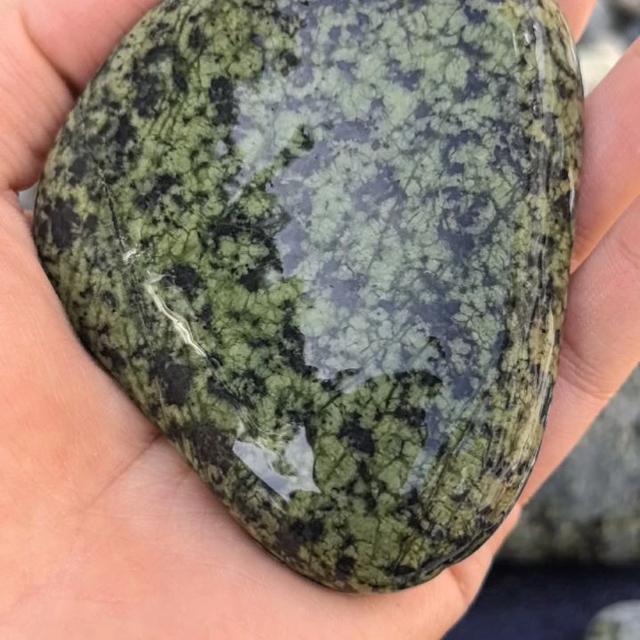 玉兰*藏玉药王石原石手把件一个