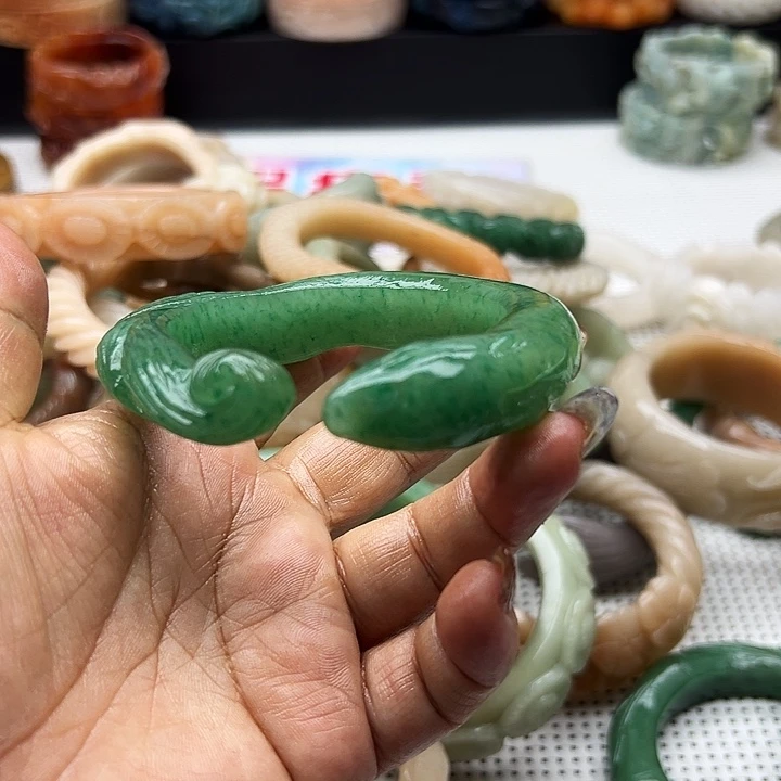 未镶嵌手镯石英岩玉蓝*