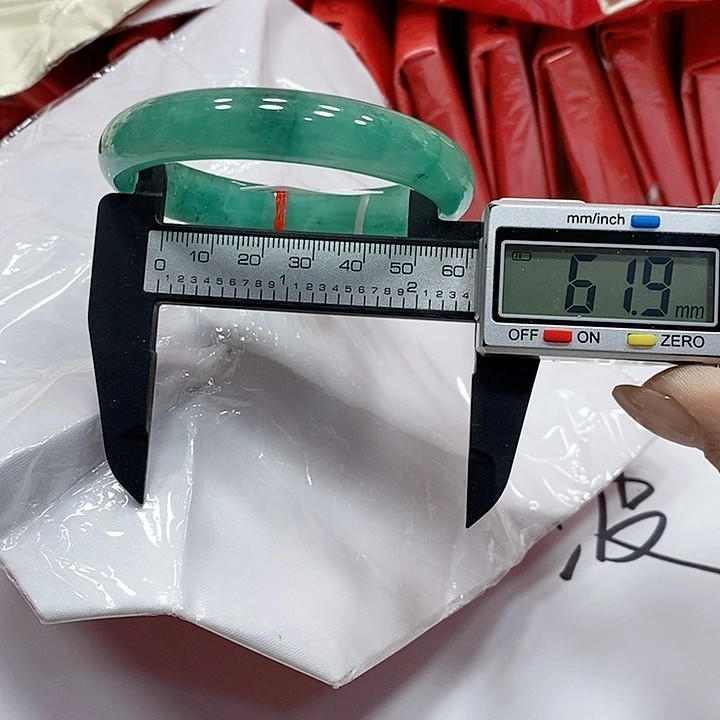 翡翠手镯未镶嵌117。