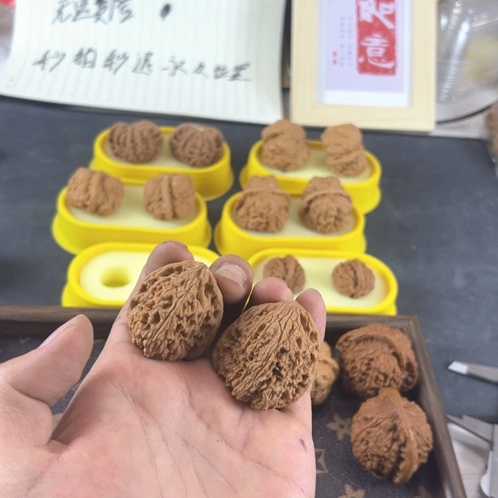 文玩核桃吊坠有点黄南疆石核桃