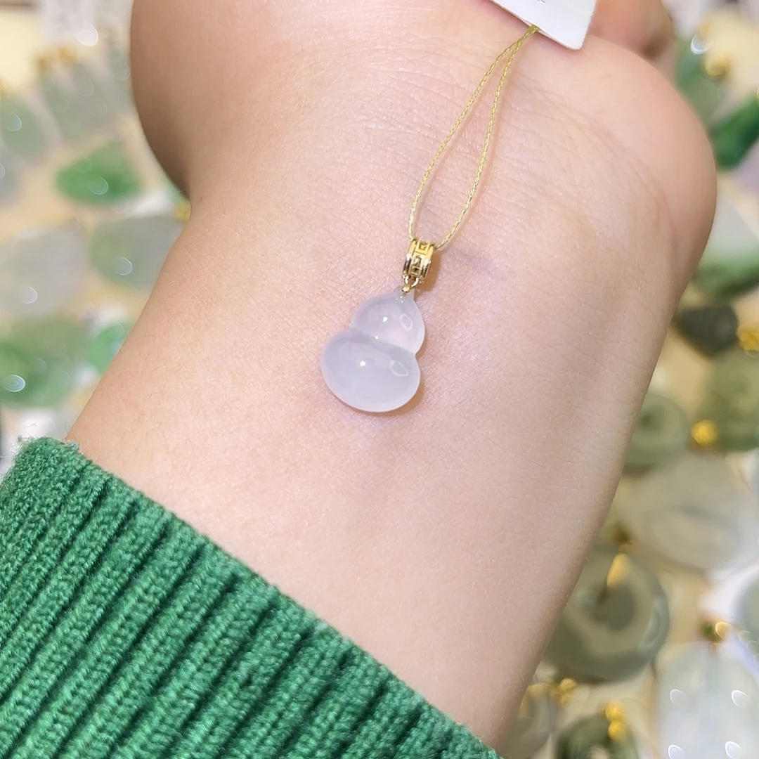 翡翠18K金镶嵌颈饰葫芦