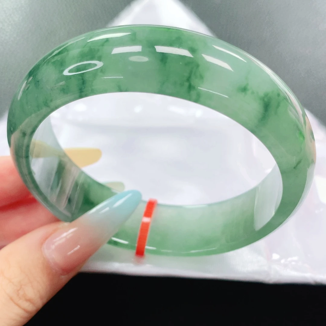 翡翠手镯未镶嵌60。