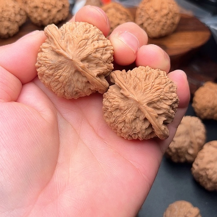 桃核把件答*核桃金牛