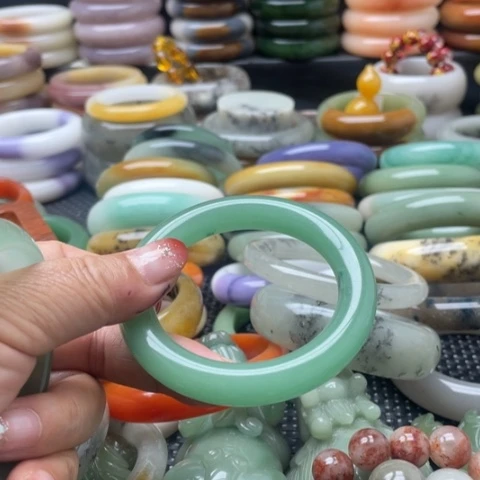 石英岩玉未镶嵌手镯
