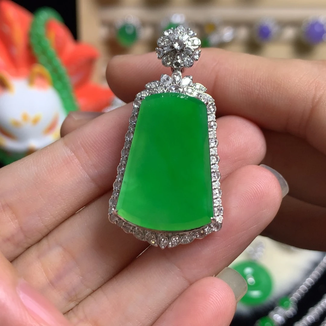 翡翠18K金镶嵌颈饰无事牌