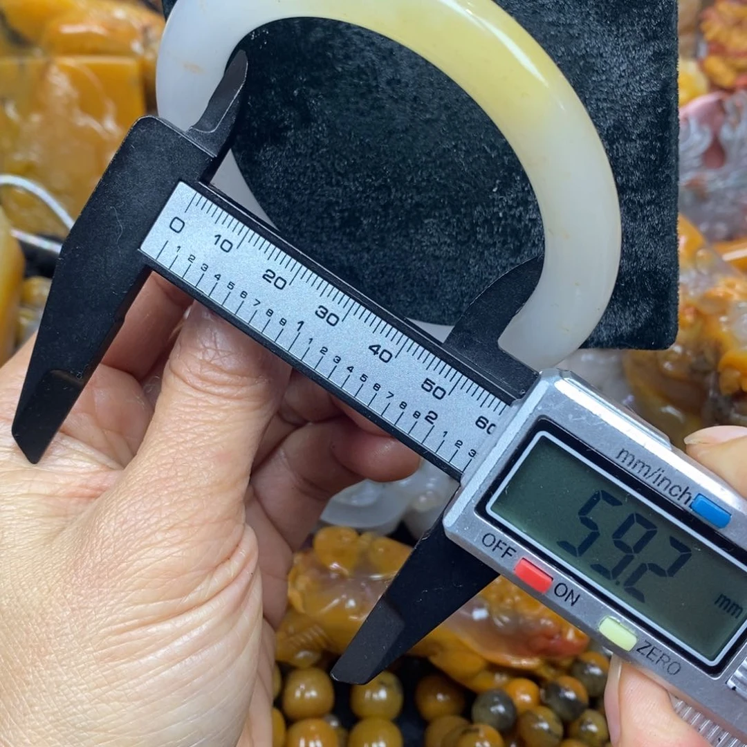 未镶嵌石英质玉（黄龙玉）颈饰