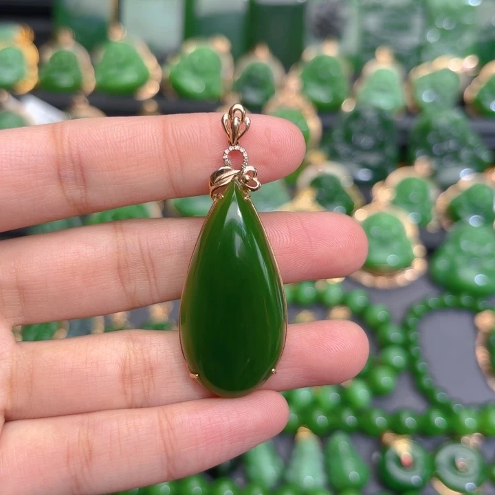 颈饰18K金镶嵌和田玉（碧玉）