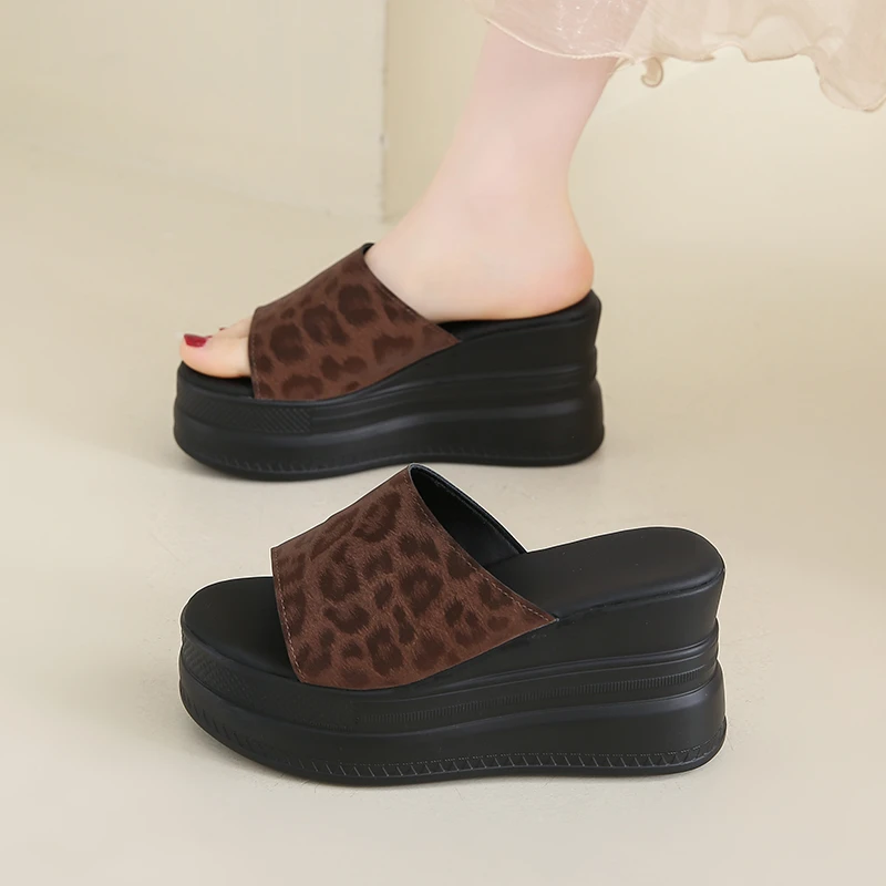 矮个子厚底凉拖鞋女2025新款夏季外穿时尚松糕底坡跟不累脚一字拖