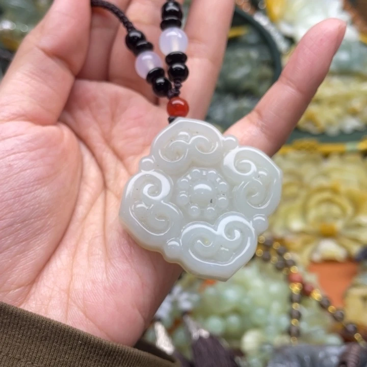 蛇纹石玉吊坠合金