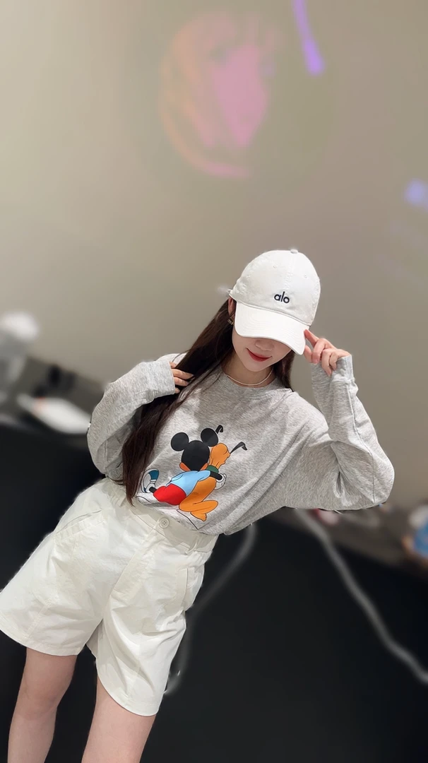 韩系甜妹风|卡通印花灰上衣穿搭