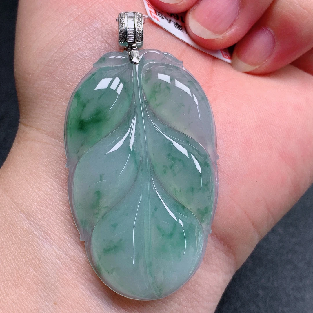 天然缅甸翡翠A货18k冰飘花大叶有成气质精美尺寸48.8*30.6*5.9 52