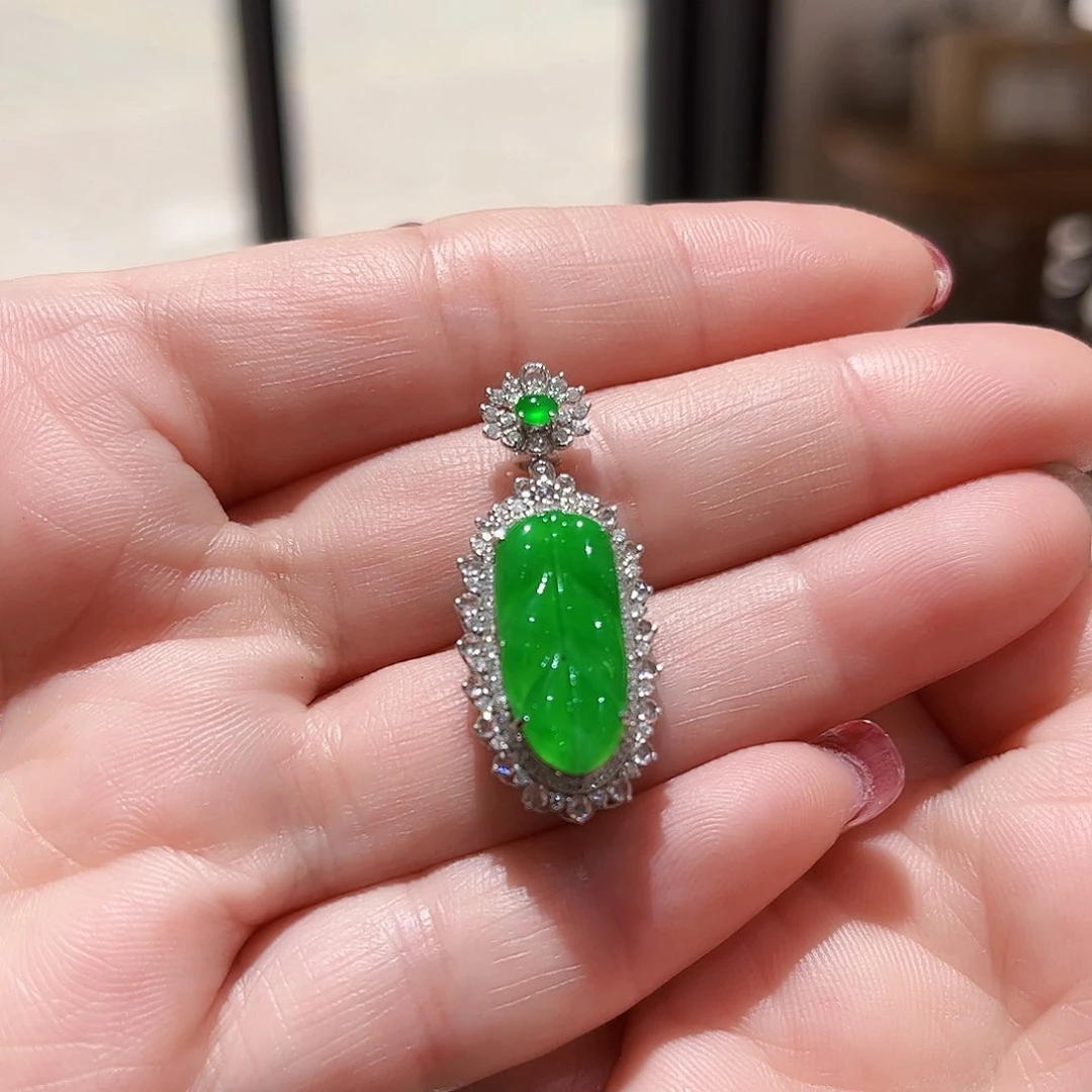 翡翠颈饰18K金镶嵌翡翠吊坠