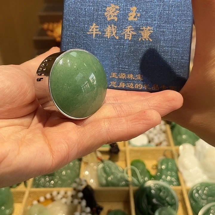 石英质玉未镶嵌颈饰