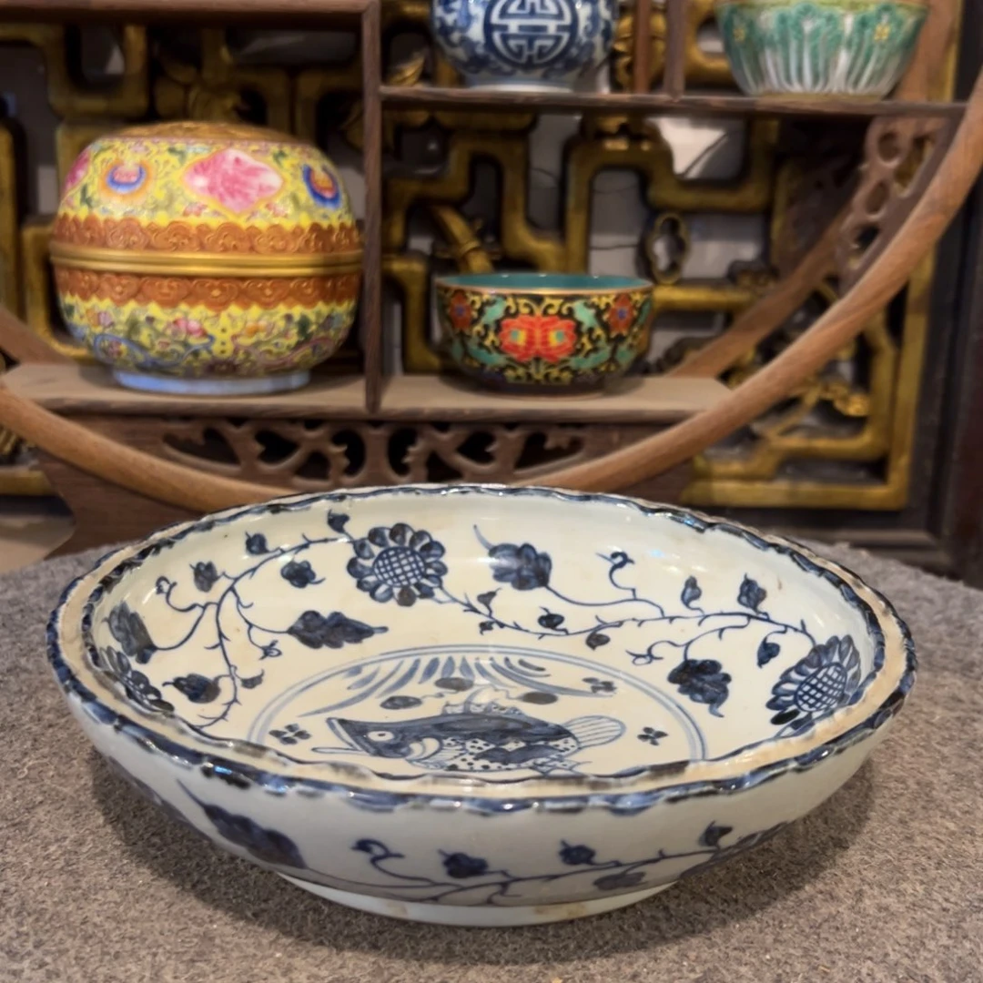 碟内**炭精品青花瓷器收藏