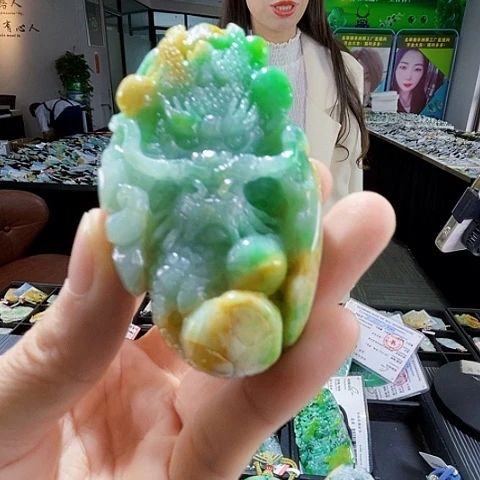 翡翠未镶嵌颈饰一个