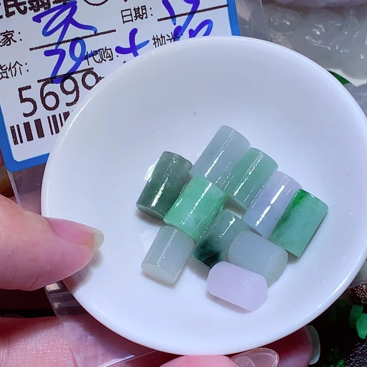 天***星翡翠未镶嵌颈饰我