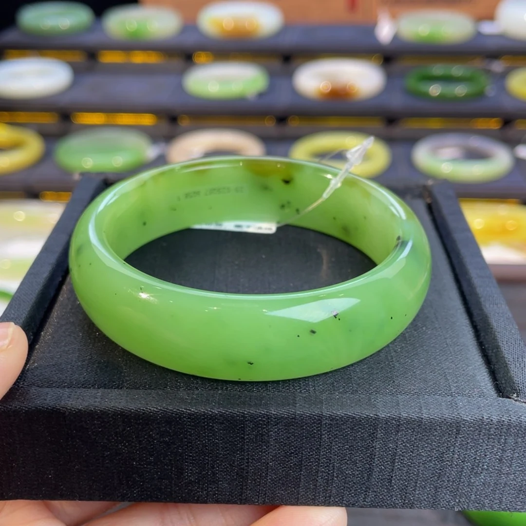 未镶嵌手镯和田玉-翠果绿猕猴桃宽版58