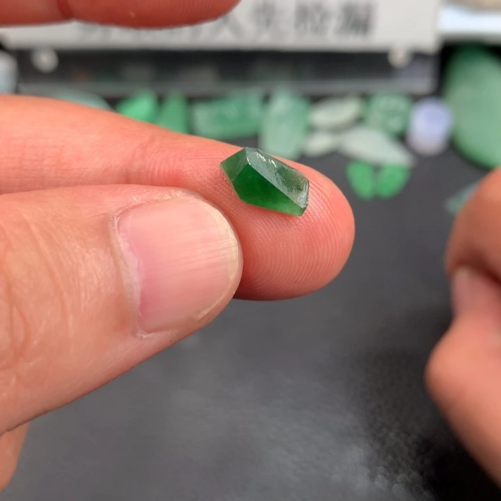 定制翡翠未镶嵌材料定制