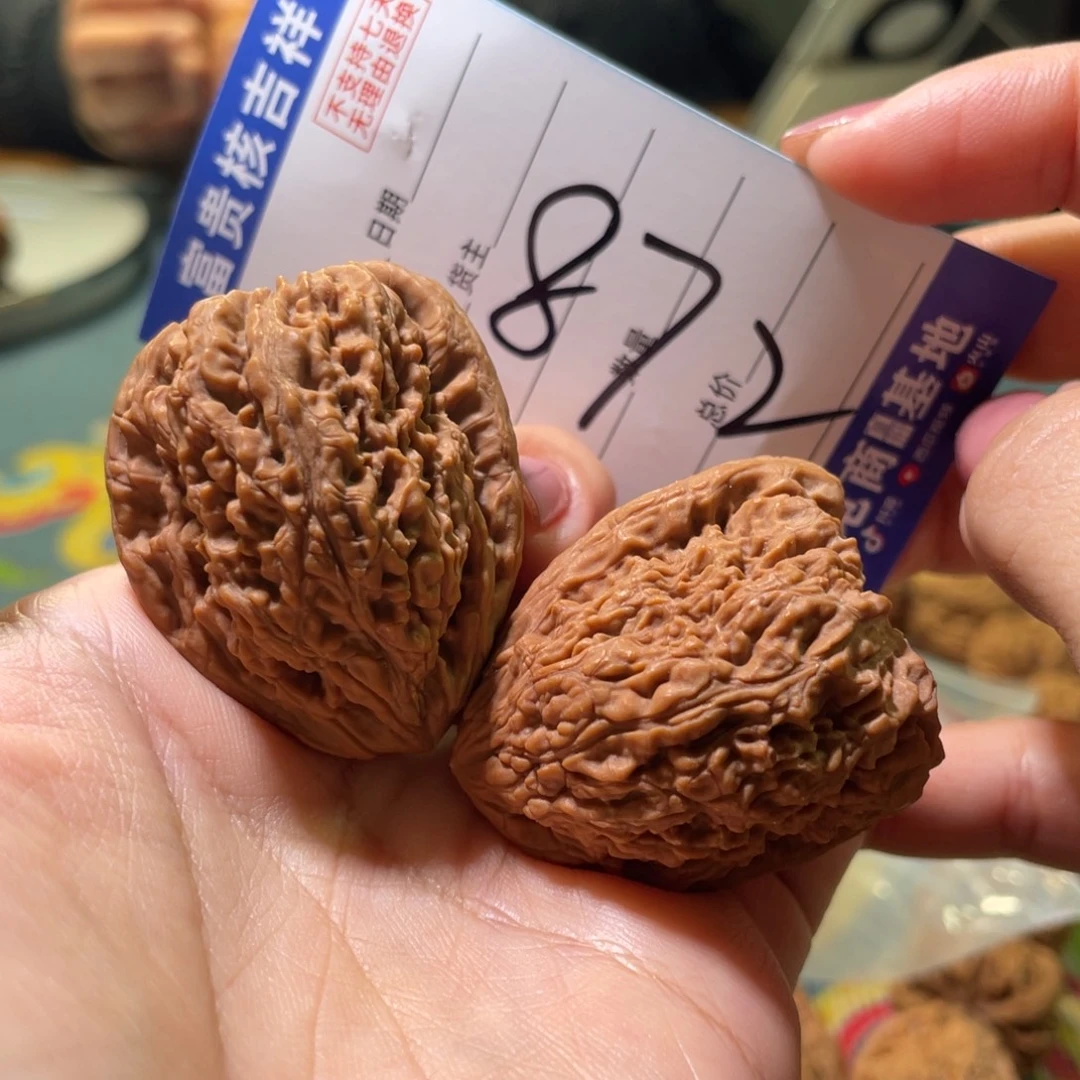 顾***长核桃把件36左右红皮南将石涿鹿