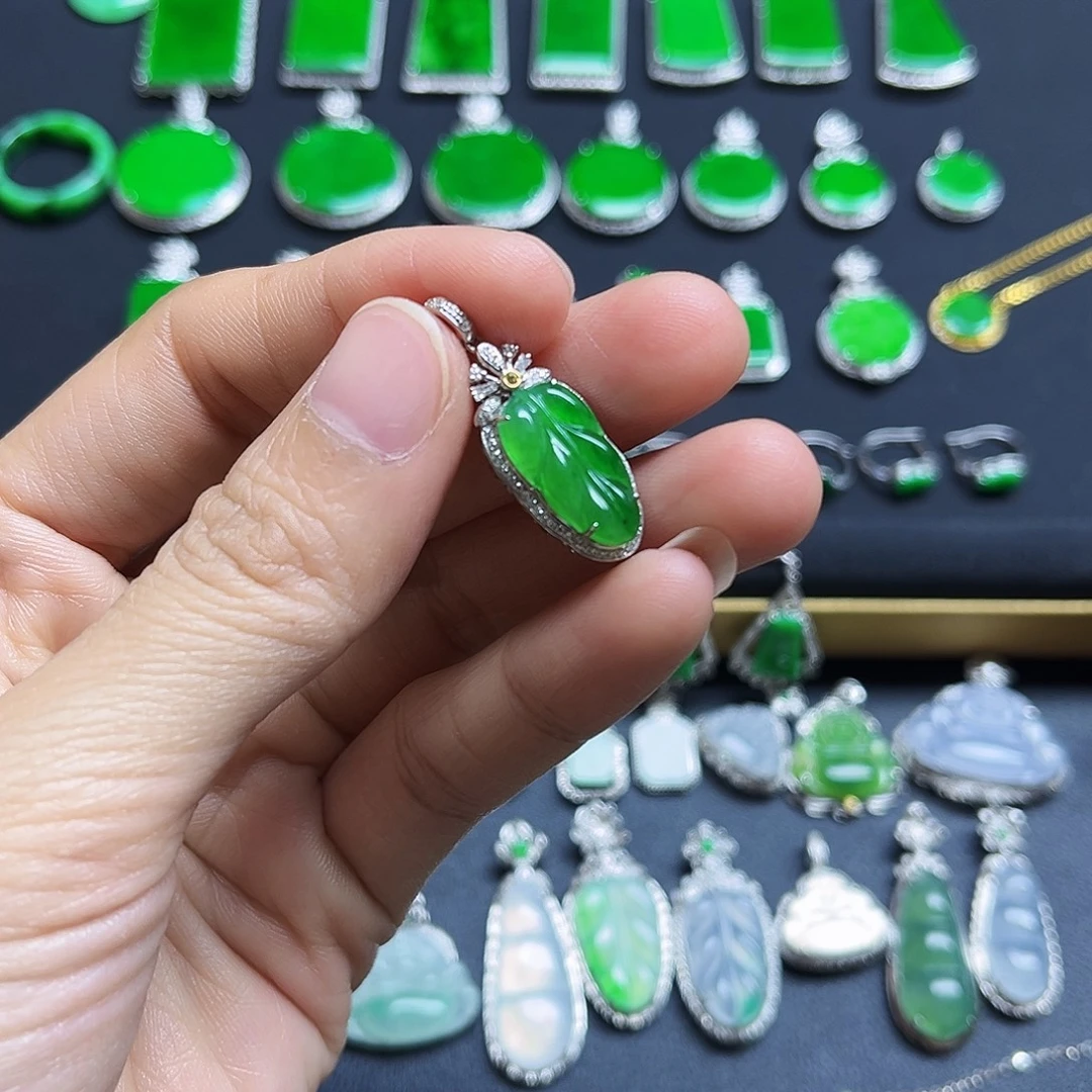 翡翠18K金镶嵌颈饰