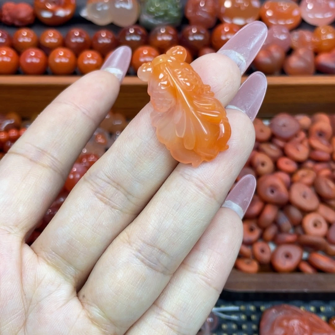 南红玛瑙未镶嵌颈饰金鱼