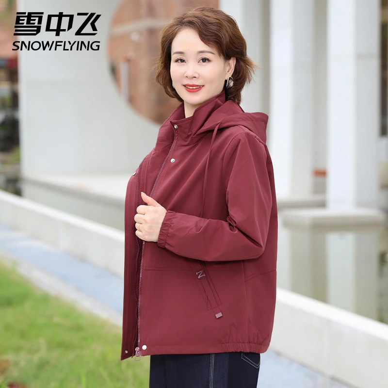 雪中飞妈妈春秋装外套洋气风衣2025新款中老年女士大码连帽上衣F