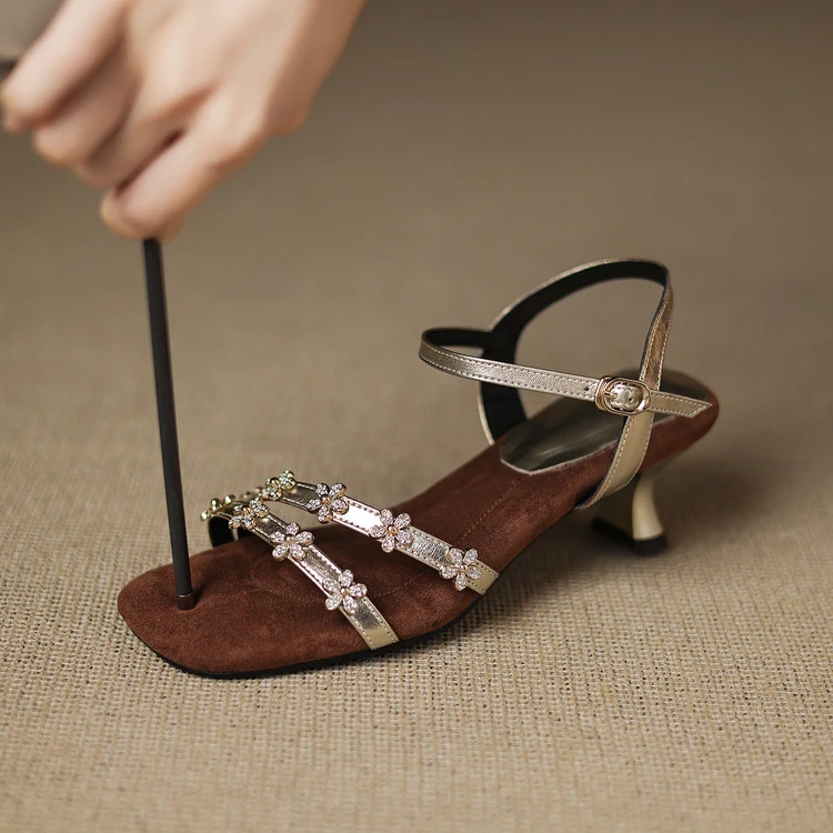 牛皮~5cm法式水钻花朵一字带方头真皮凉鞋女气质百搭露趾网红鞋子