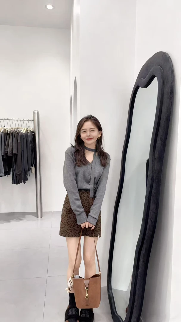 2025早秋新款韩系设计感挂脖露肩长袖丝绒上衣女豹纹半裙两件套装