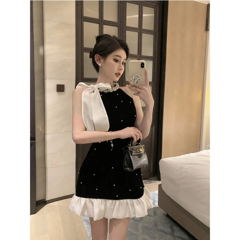 2025夏季新款高级感重工订钻蝴蝶结露肩设计感挂脖显瘦拼接连衣裙